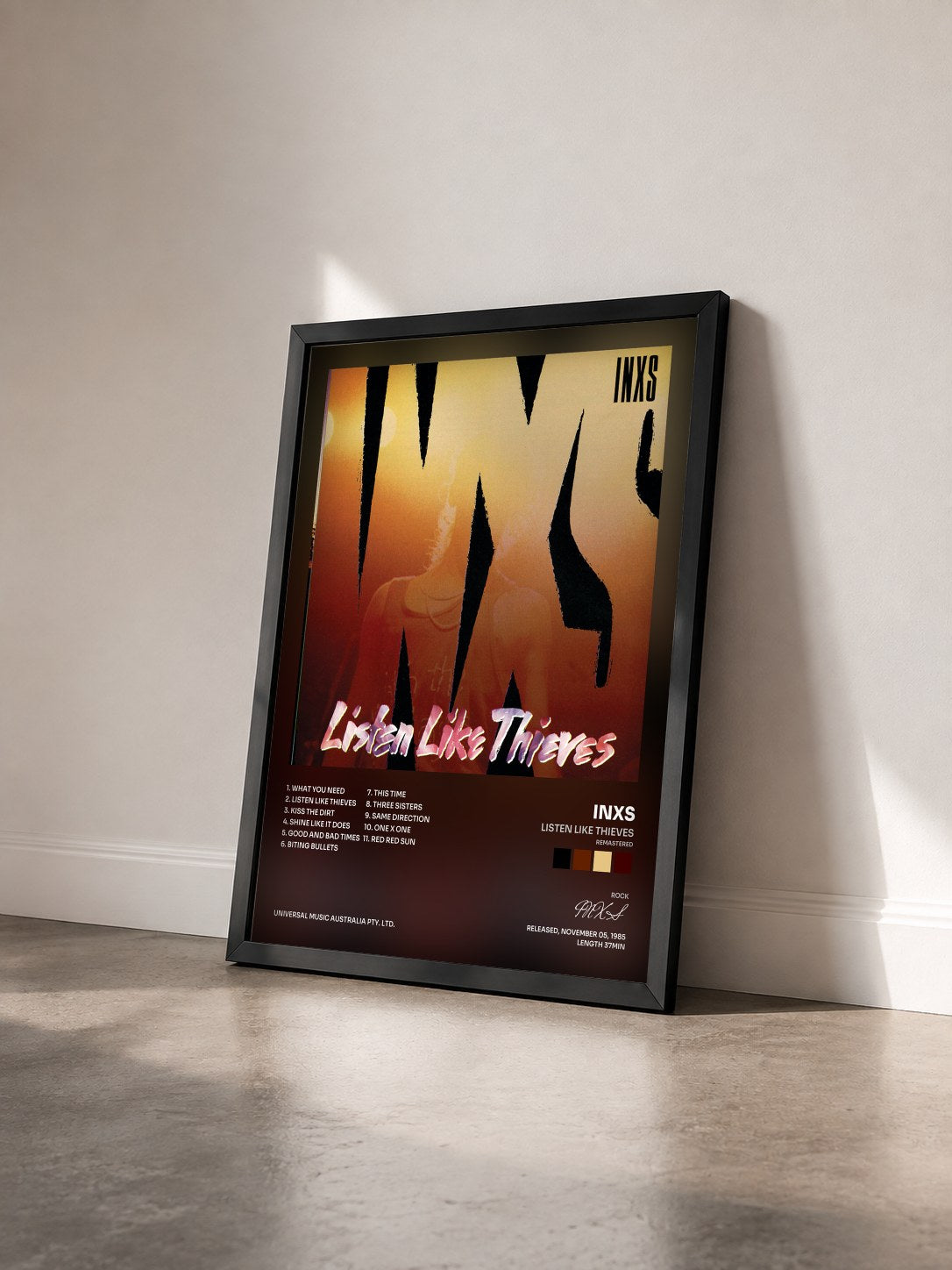 #noir Tableau de l'album Listen Like Thieves (Remastered) de INXS vu de trois quarts, cadre noir