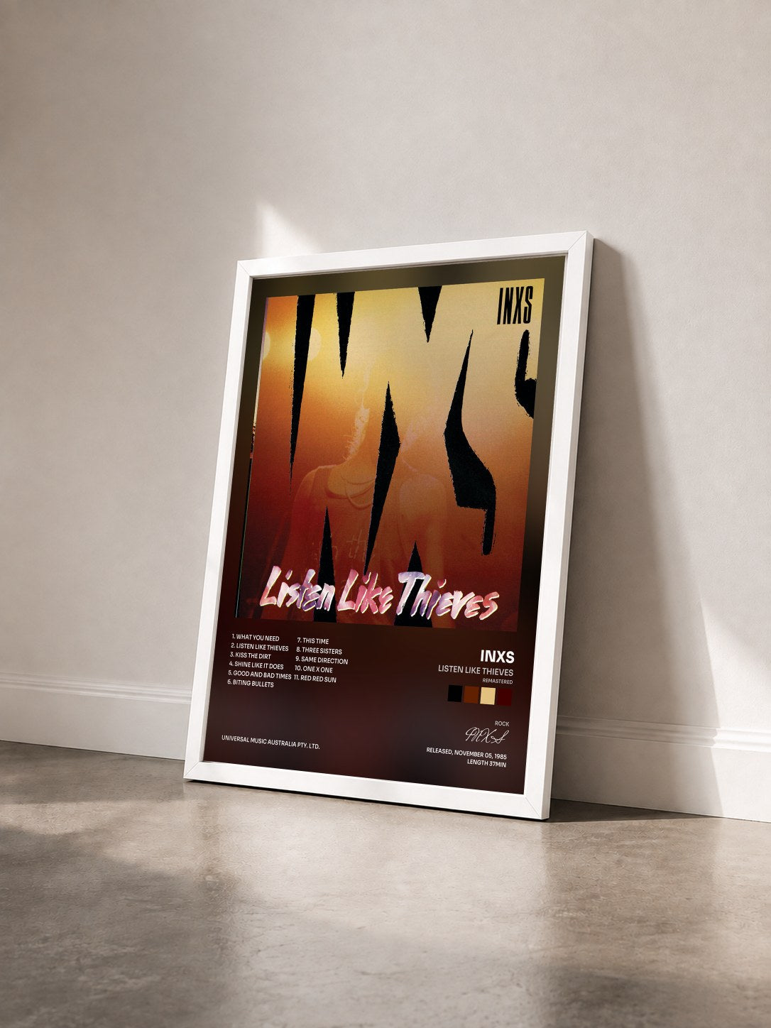 #blanc Tableau de l'album Listen Like Thieves (Remastered) de INXS vu de trois quarts, cadre blanc