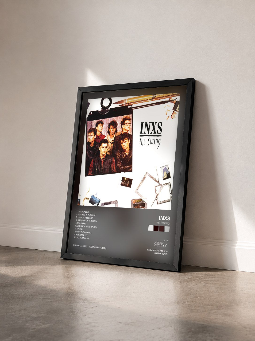 #noir Tableau de l'album The Swing de INXS vu de trois quarts, cadre noir