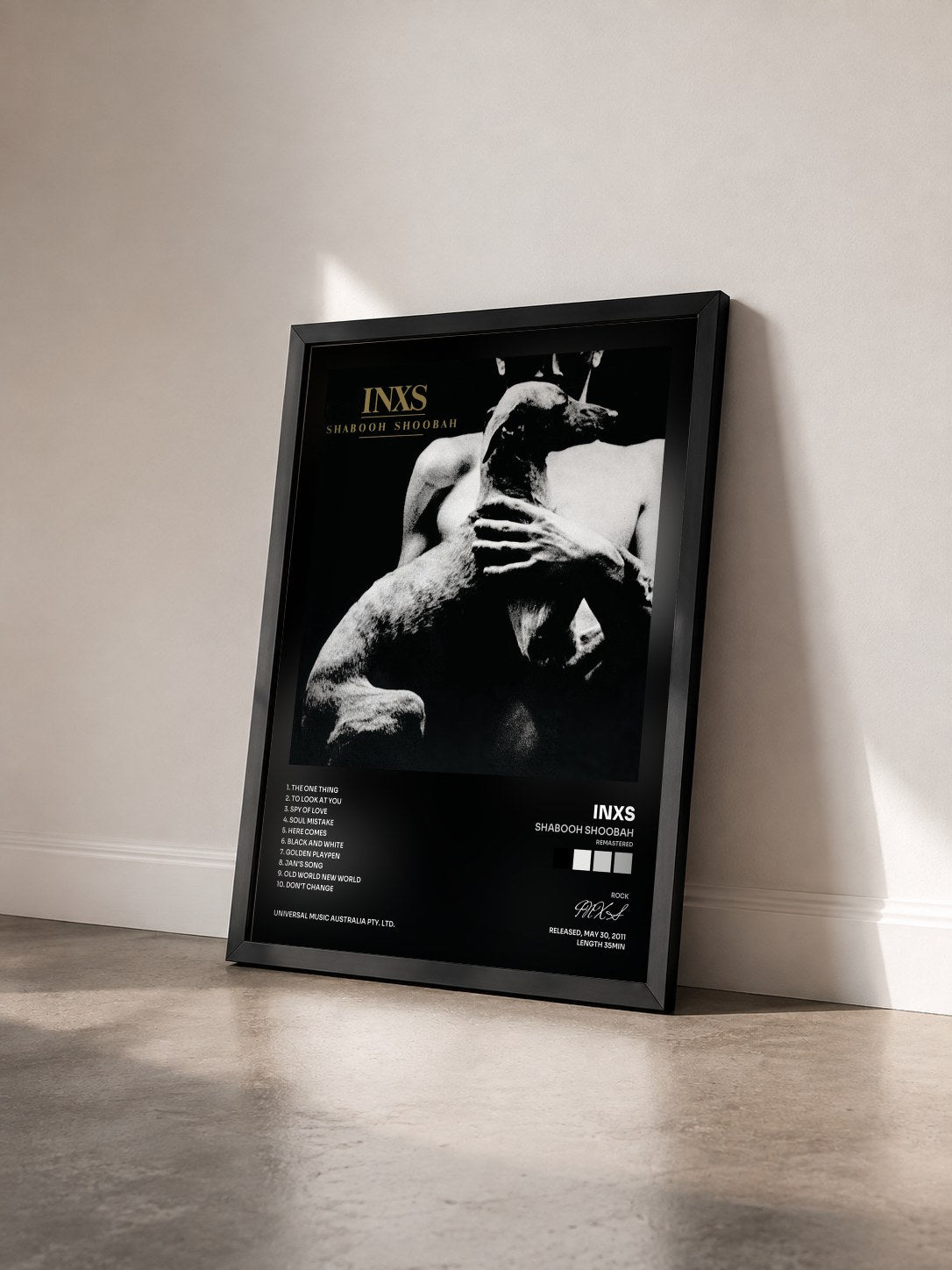 #noir Tableau de l'album Shabooh Shoobah (Remastered) de INXS vu de trois quarts, cadre noir