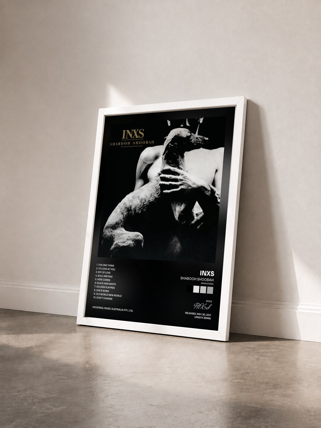#blanc Tableau de l'album Shabooh Shoobah (Remastered) de INXS vu de trois quarts, cadre blanc