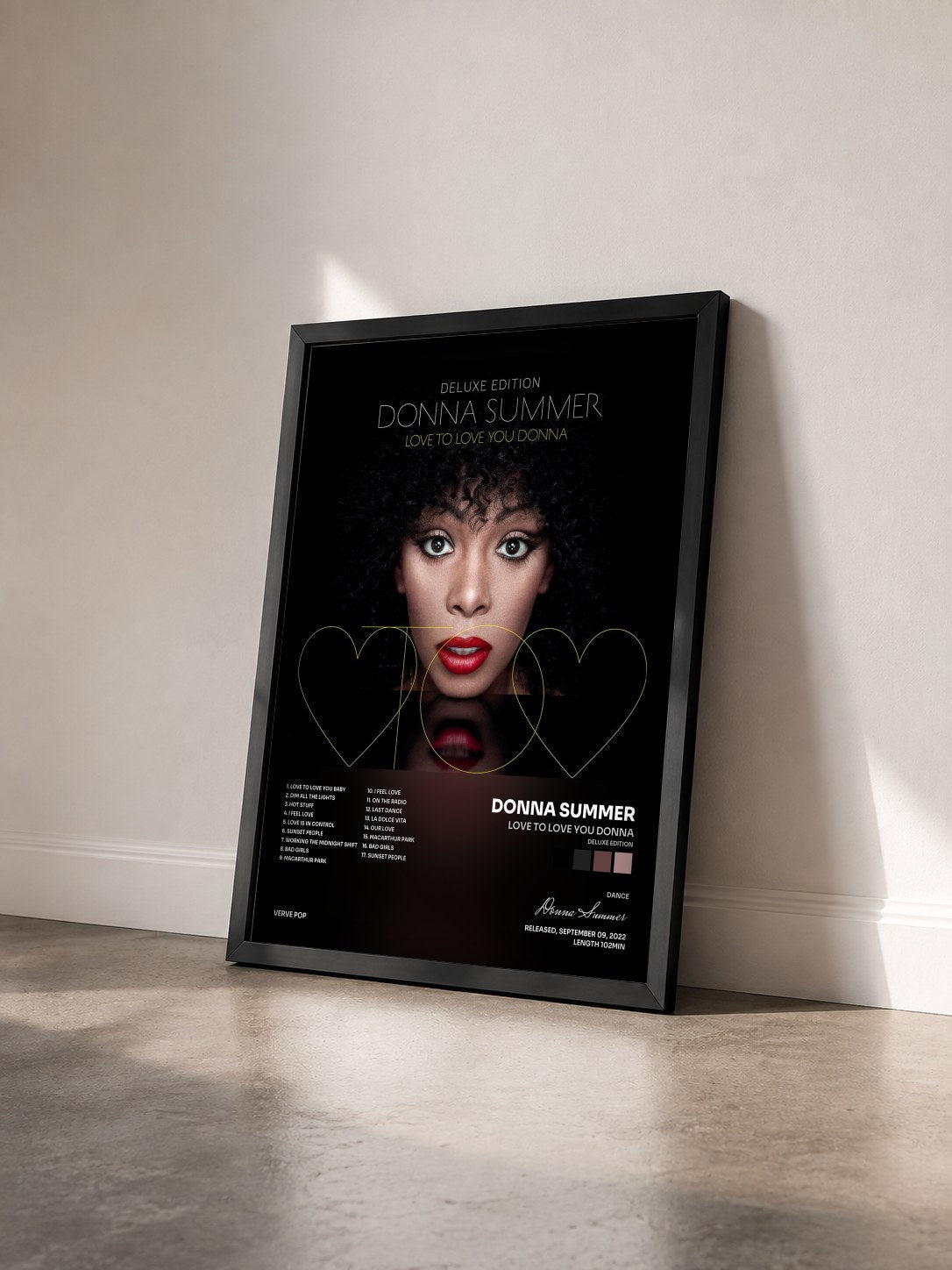 #noir Tableau de l'album Love To Love You Donna (Deluxe Edition) de Donna Summer vu de trois quarts, cadre noir