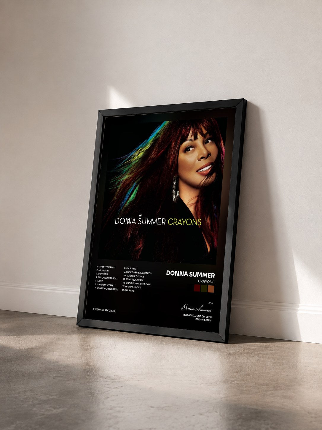 #noir Tableau de l'album Crayons de Donna Summer vu de trois quarts, cadre noir