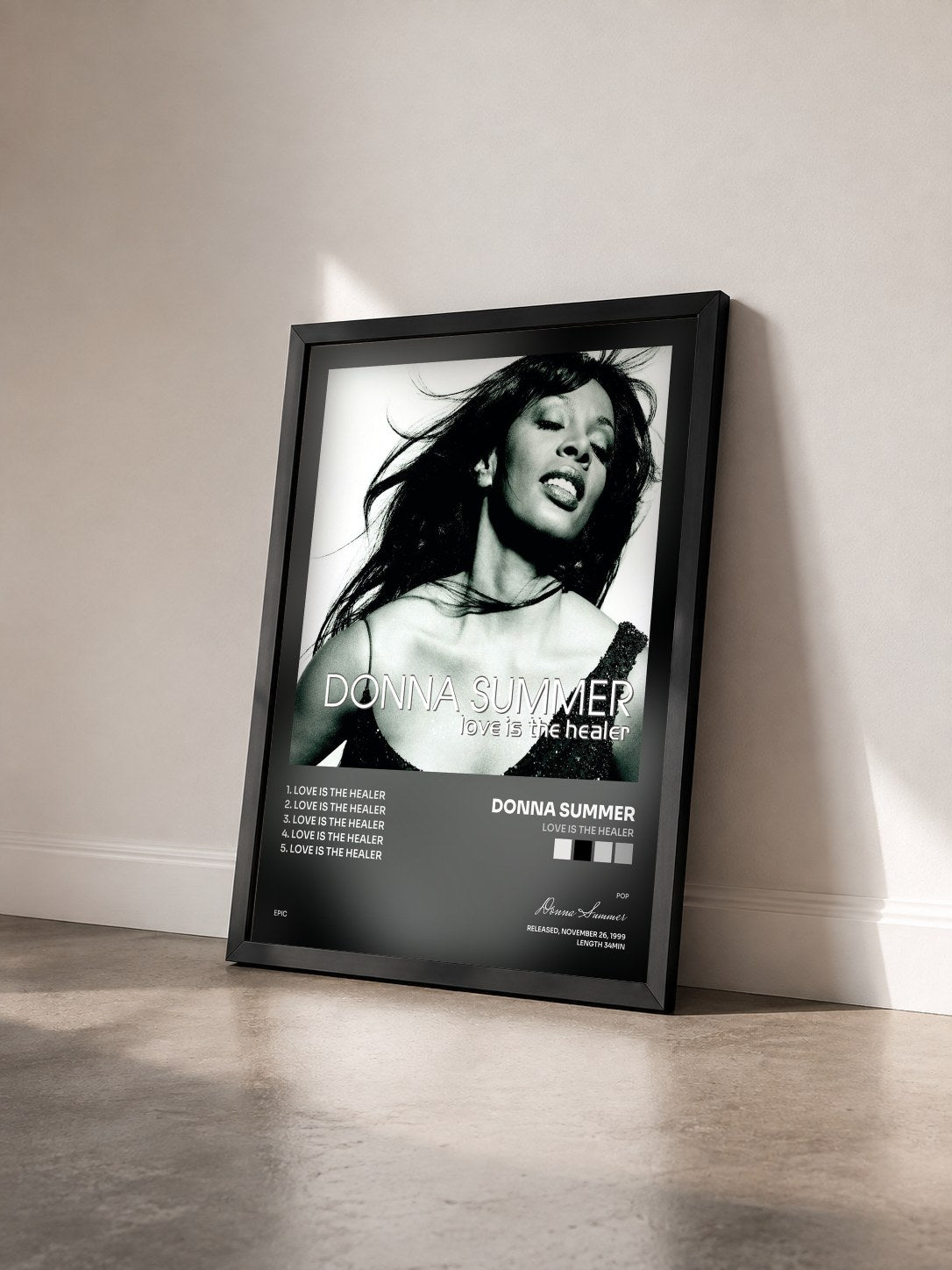#noir Tableau de l'album Love Is The Healer de Donna Summer vu de trois quarts, cadre noir