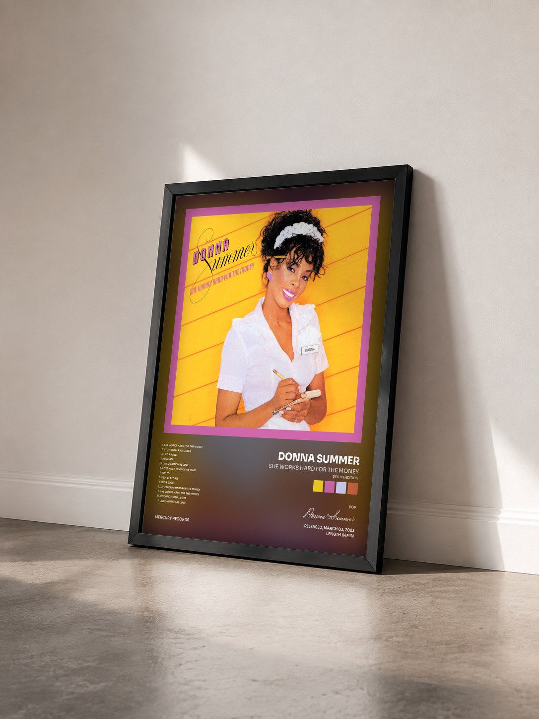 #noir Tableau de l'album She Works Hard For The Money (Deluxe Edition) de Donna Summer vu de trois quarts, cadre noir