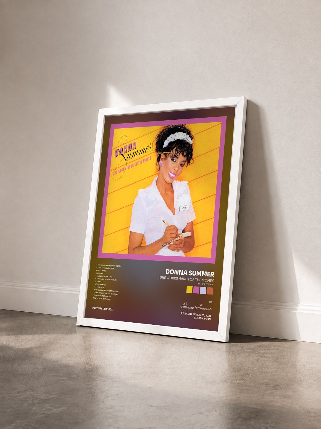 #blanc Tableau de l'album She Works Hard For The Money (Deluxe Edition) de Donna Summer vu de trois quarts, cadre blanc