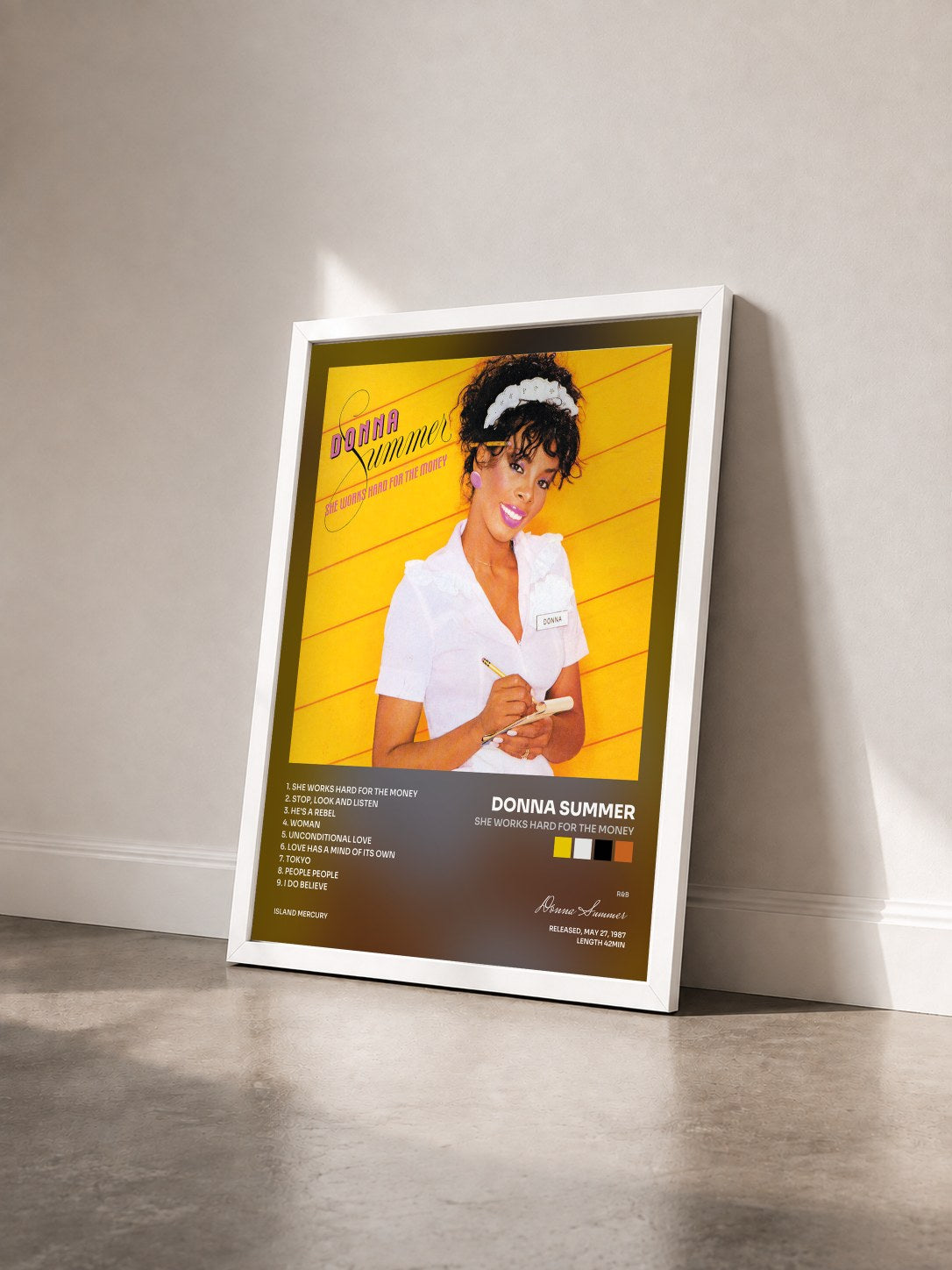 #blanc Tableau de l'album She Works Hard For The Money de Donna Summer vu de trois quarts, cadre blanc