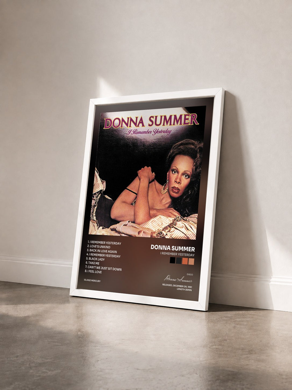 #blanc I Remember Yesterday de Donna Summer en lámina enmarcada vista de tres cuartos, marco blanco