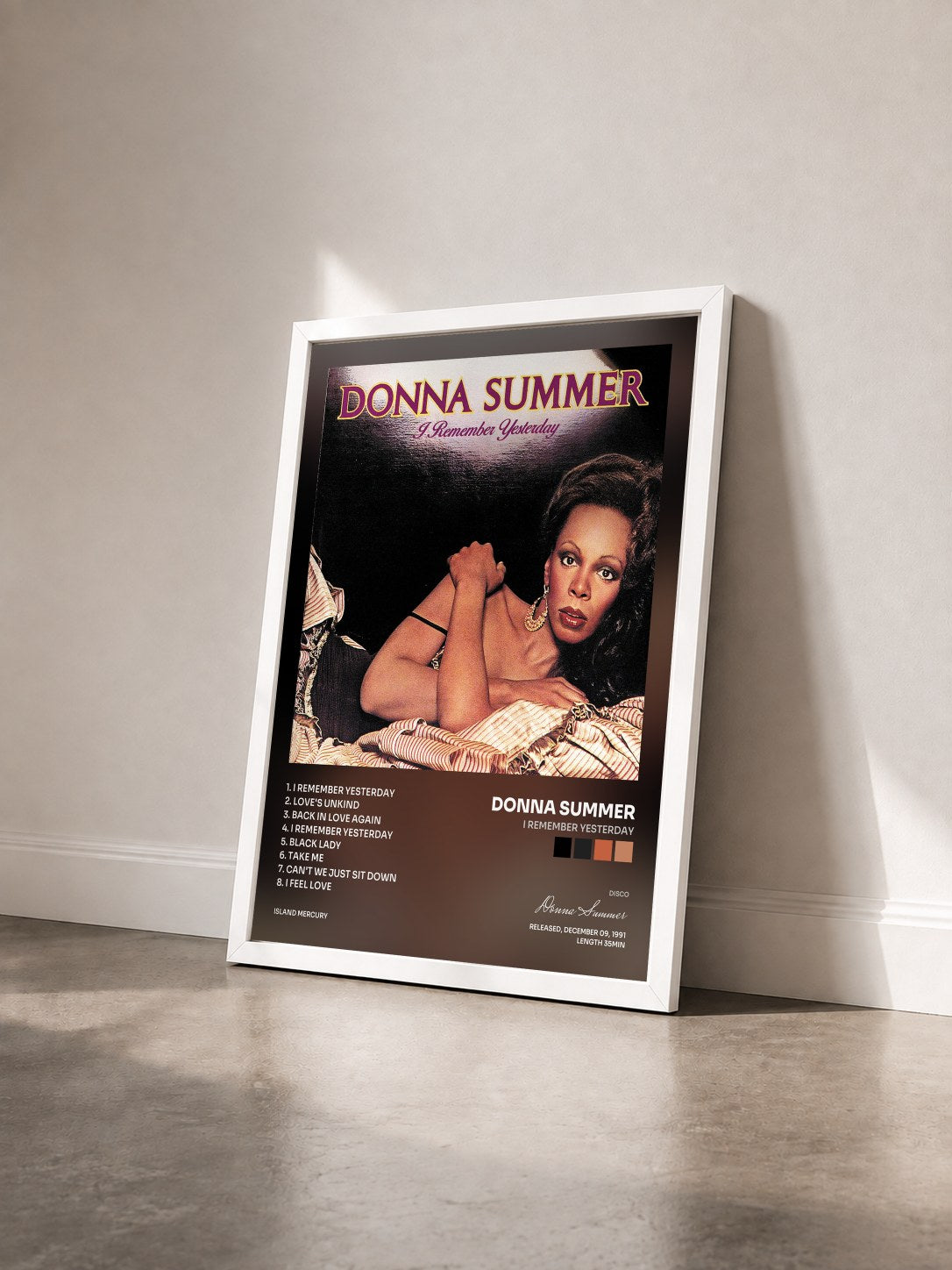 #blanc Tableau de l'album I Remember Yesterday de Donna Summer vu de trois quarts, cadre blanc