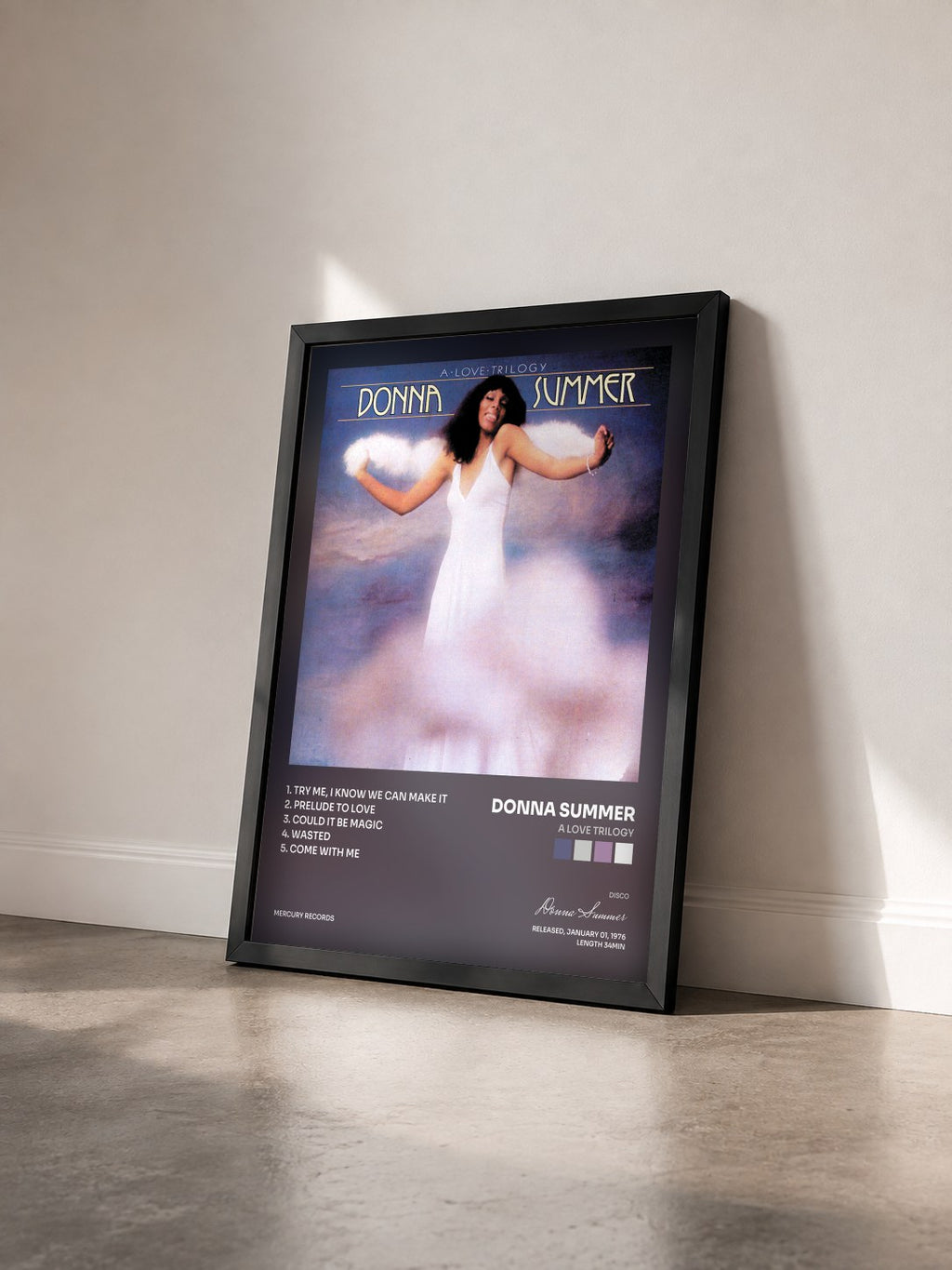 #noir A Love Trilogy von Donna Summer als gerahmter Kunstdruck von schräg gesehen, schwarzer Rahmen