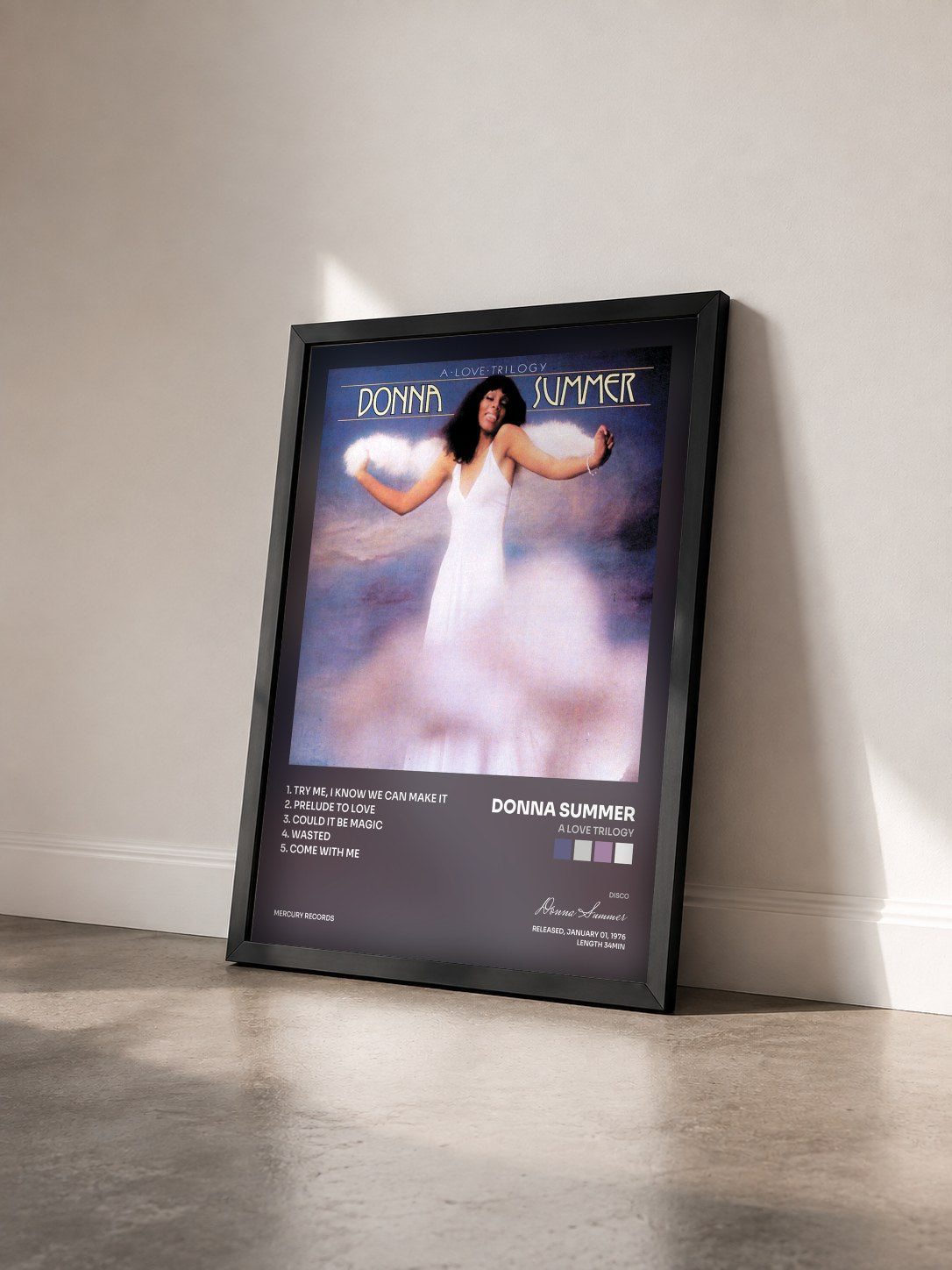 #noir Tableau de l'album A Love Trilogy de Donna Summer vu de trois quarts, cadre noir