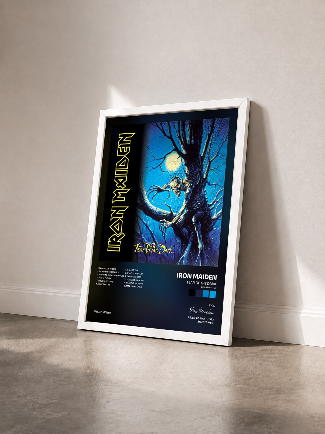 #blanc Fear of the Dark (2015 Remaster) de Iron Maiden en lámina enmarcada vista de tres cuartos, marco blanco