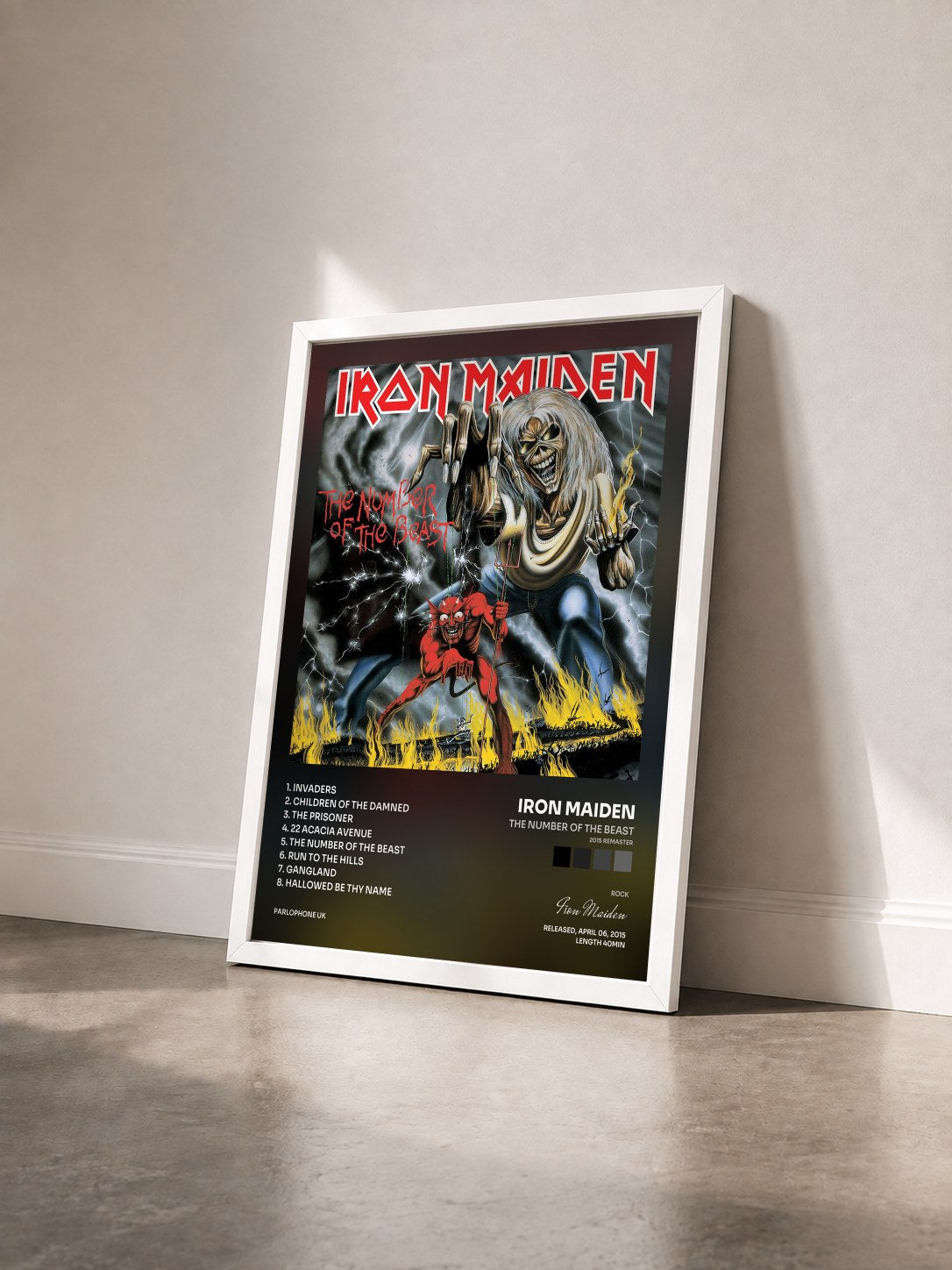 #blanc The Number of the Beast (2015 Remaster) de Iron Maiden en lámina enmarcada vista de tres cuartos, marco blanco