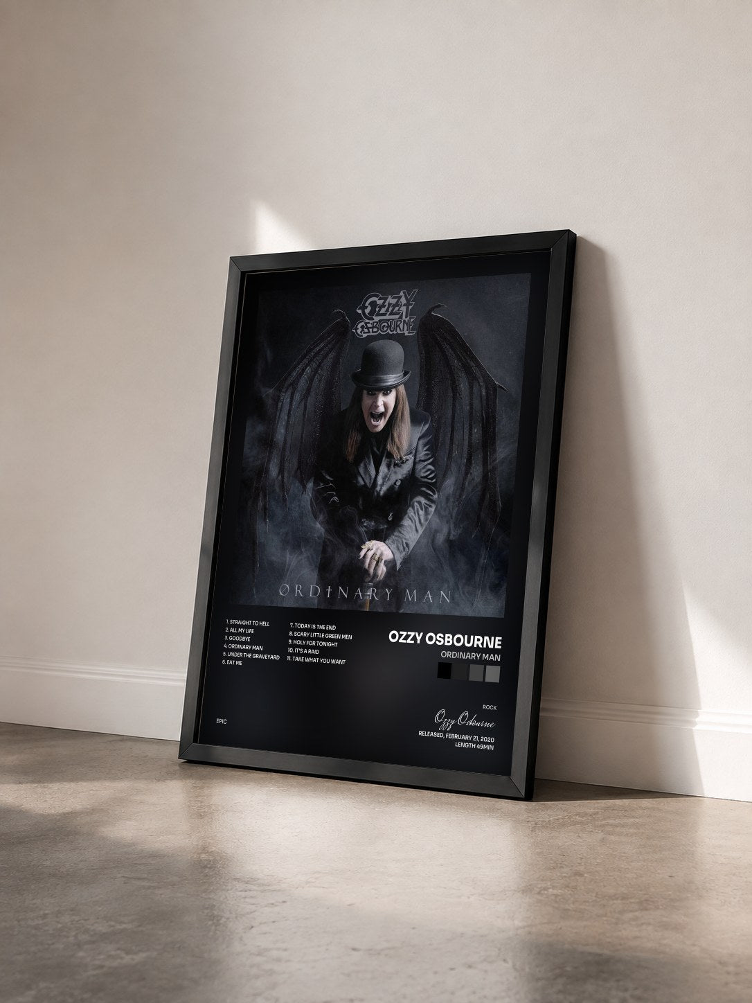 #noir Ordinary Man di Ozzy Osbourne in stampa incorniciata vista di tre quarti, cornice nera