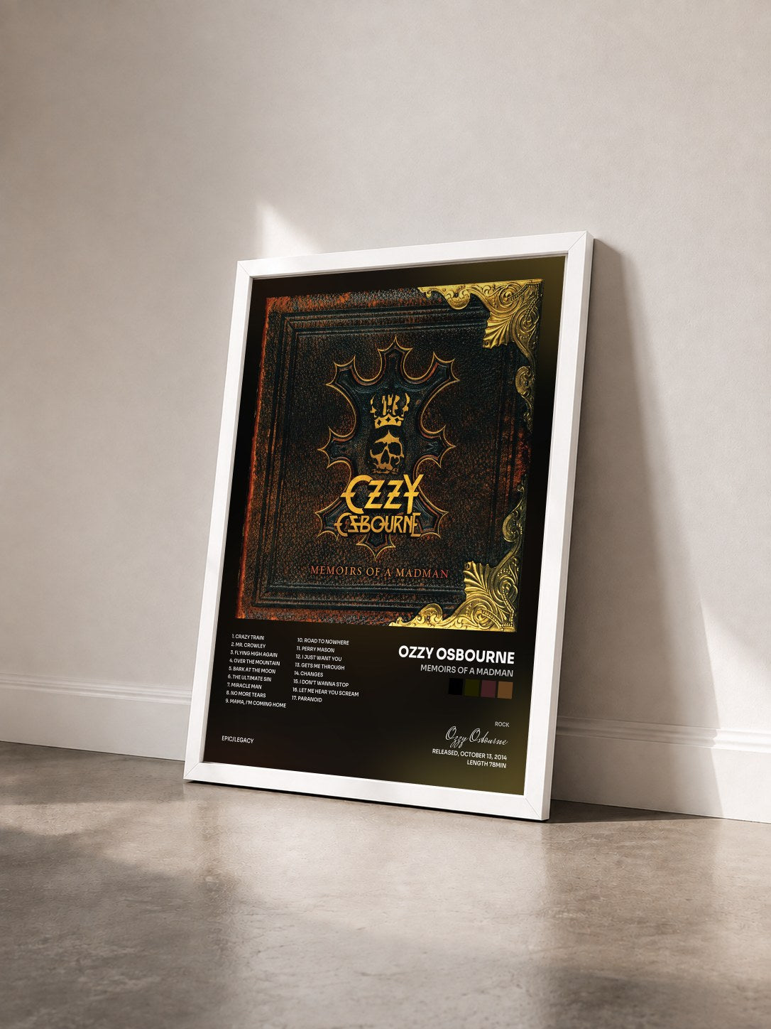 #blanc Memoirs of a Madman di Ozzy Osbourne in stampa incorniciata vista di tre quarti, cornice bianca