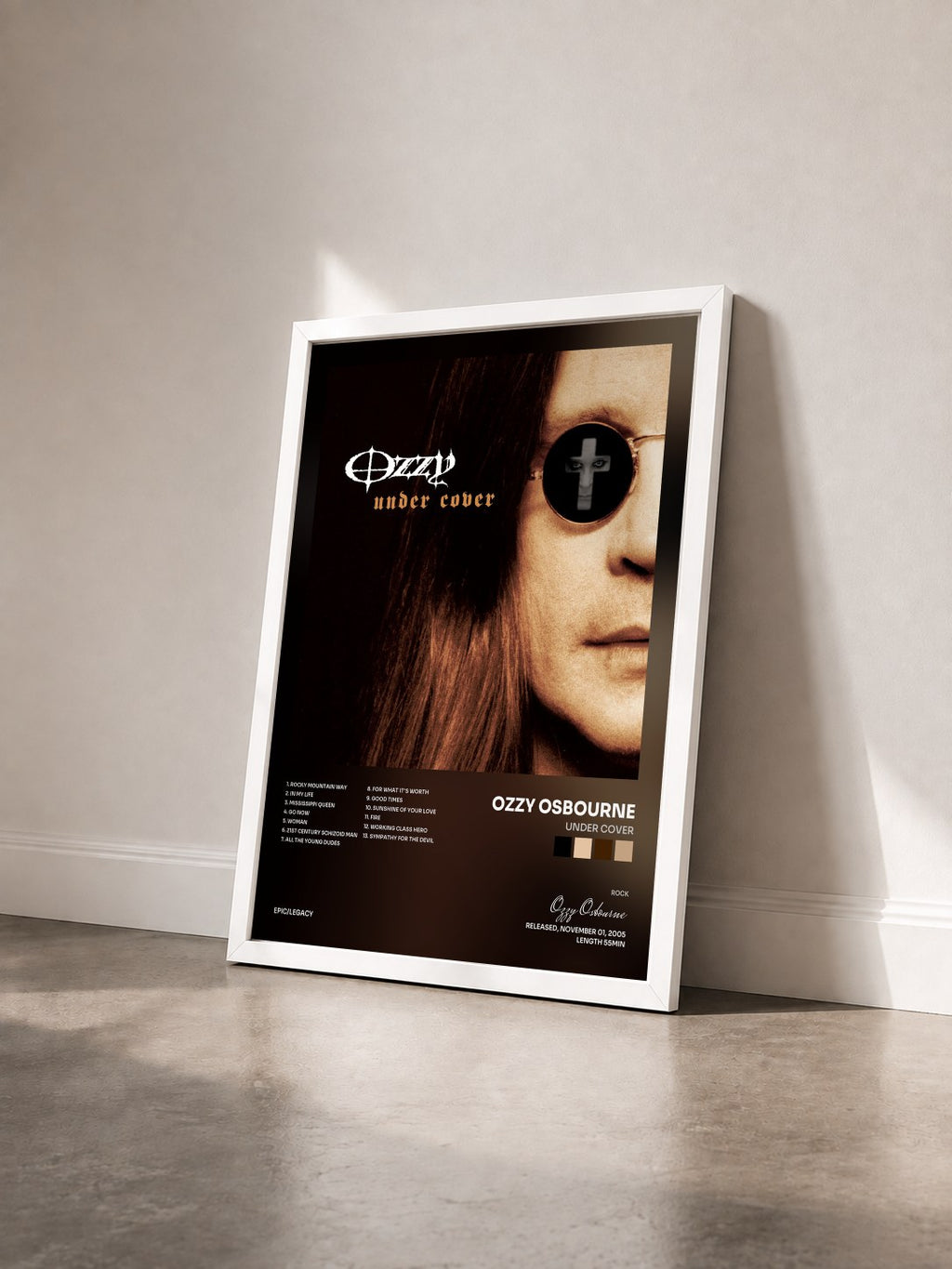 #blanc Under Cover di Ozzy Osbourne in stampa incorniciata vista di tre quarti, cornice bianca