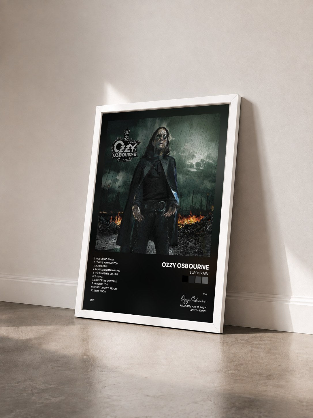 #blanc Black Rain di Ozzy Osbourne in stampa incorniciata vista di tre quarti, cornice bianca
