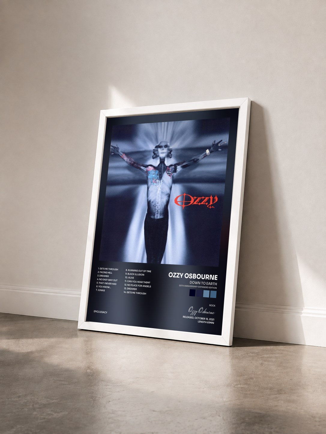 #blanc Down To Earth (20th Anniversary Expanded Edition) di Ozzy Osbourne in stampa incorniciata vista di tre quarti, cornice bianca