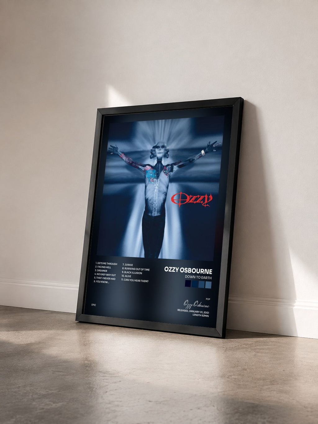 #noir Down To Earth von Ozzy Osbourne als gerahmter Kunstdruck von schräg gesehen, schwarzer Rahmen