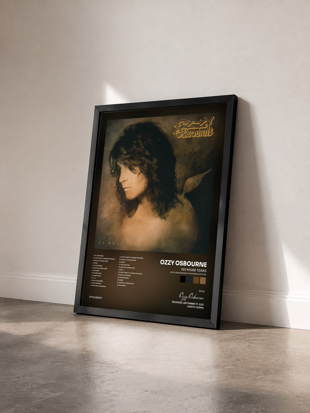 #noir No More Tears (30th Anniversary Expanded Edition) di Ozzy Osbourne in stampa incorniciata vista di tre quarti, cornice nera