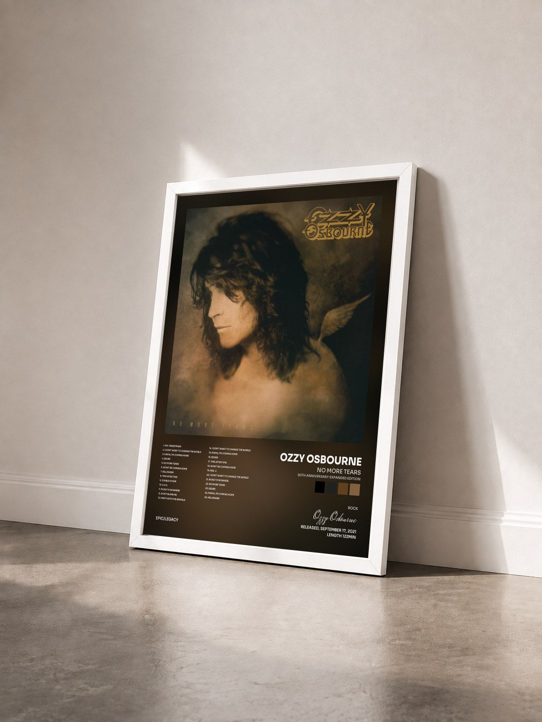 #blanc No More Tears (30th Anniversary Expanded Edition) di Ozzy Osbourne in stampa incorniciata vista di tre quarti, cornice bianca