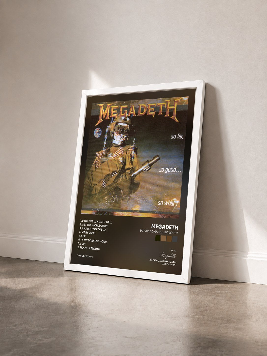#blanc Tableau de l'album So Far, So Good...So What! de Megadeth vu de trois quarts, cadre blanc