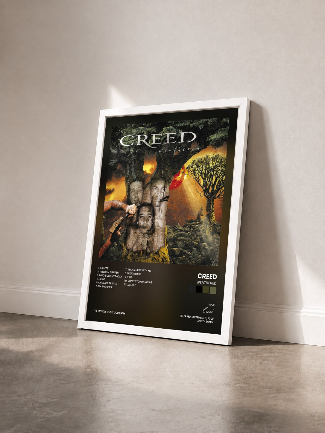 #blanc Weathered von Creed als gerahmter Kunstdruck von schräg gesehen, weißer Rahmen