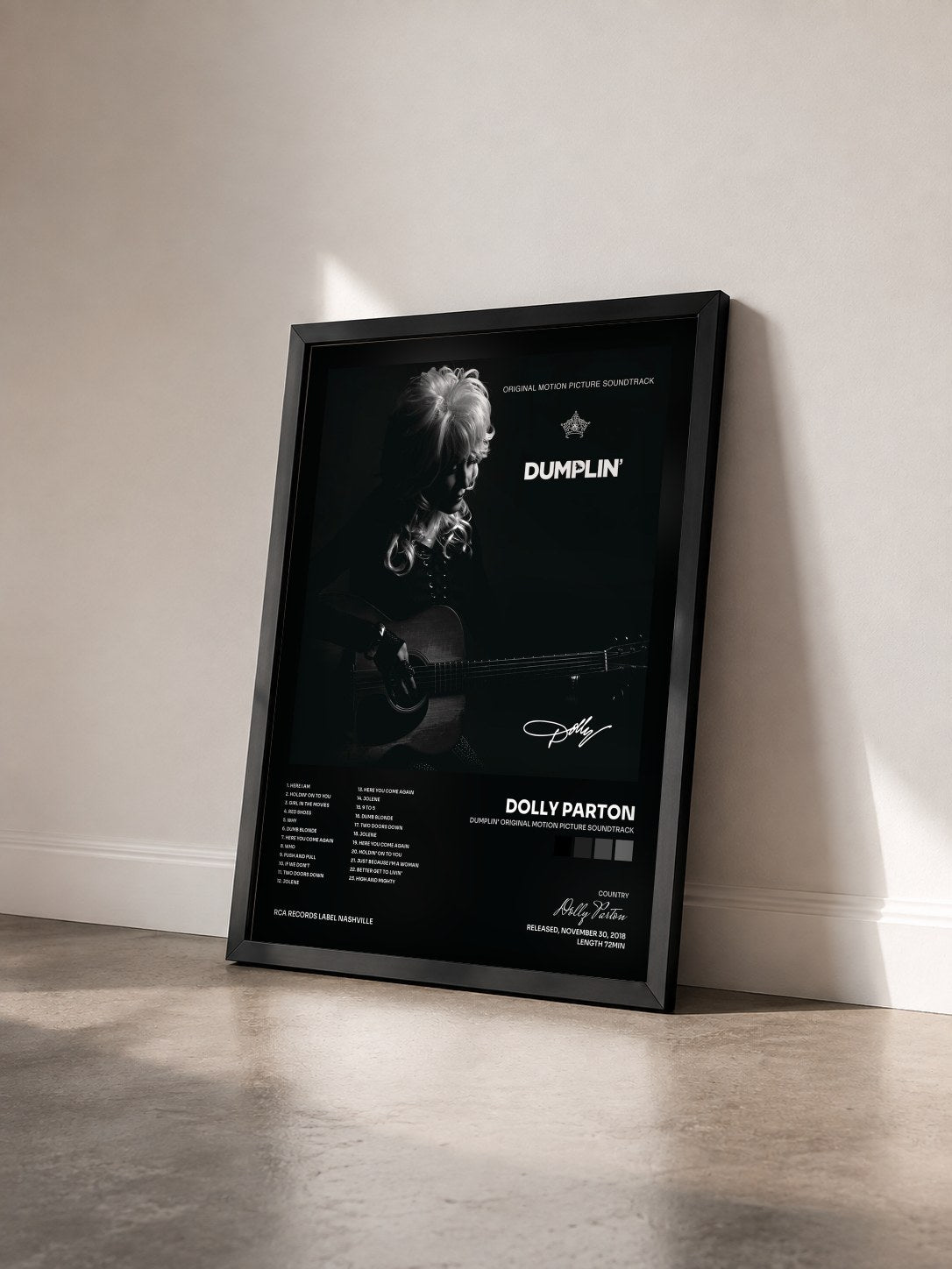 #noir Tableau de l'album Dumplin' Original Motion Picture Soundtrack de Dolly Parton vu de trois quarts, cadre noir