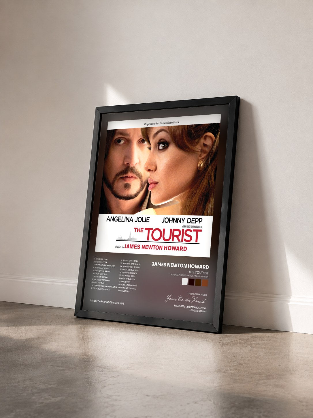 #noir Tableau de l'album The Tourist (Original Motion Picture Soundtrack) de James Newton Howard vu de trois quarts, cadre noir