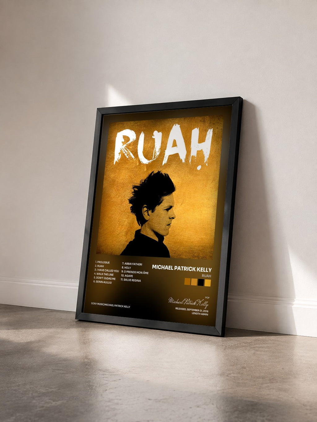 #noir Tableau de l'album RUAH de Michael Patrick Kelly vu de trois quarts, cadre noir