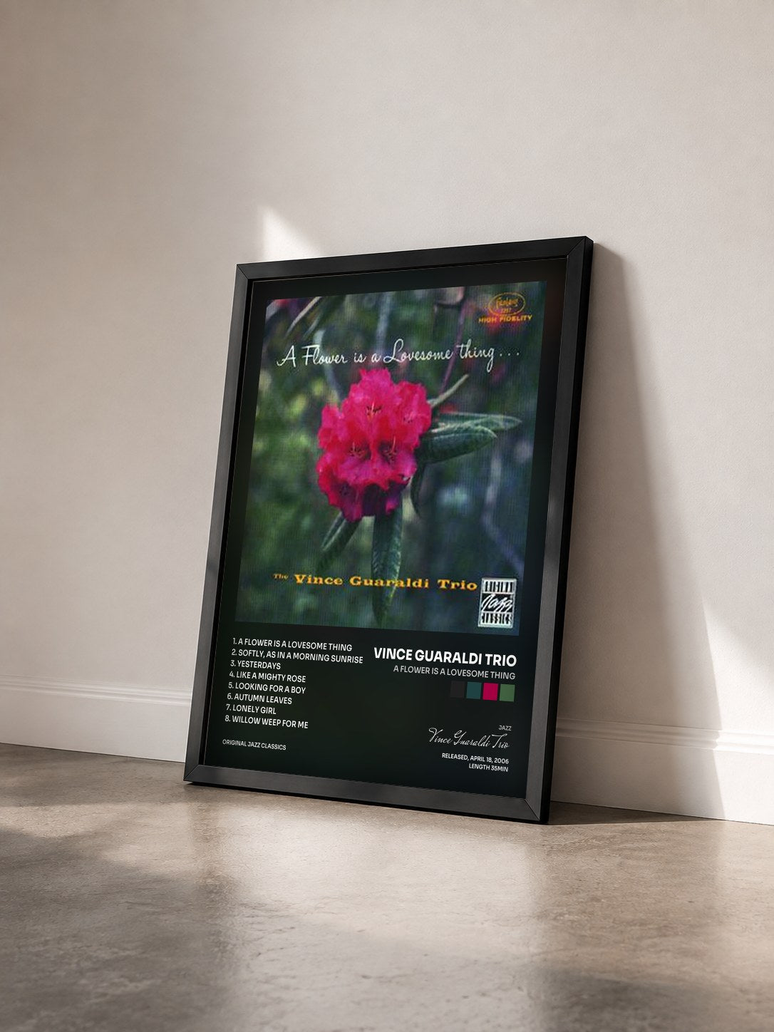 #noir Tableau de l'album A Flower Is A Lovesome Thing de Vince Guaraldi Trio vu de trois quarts, cadre noir
