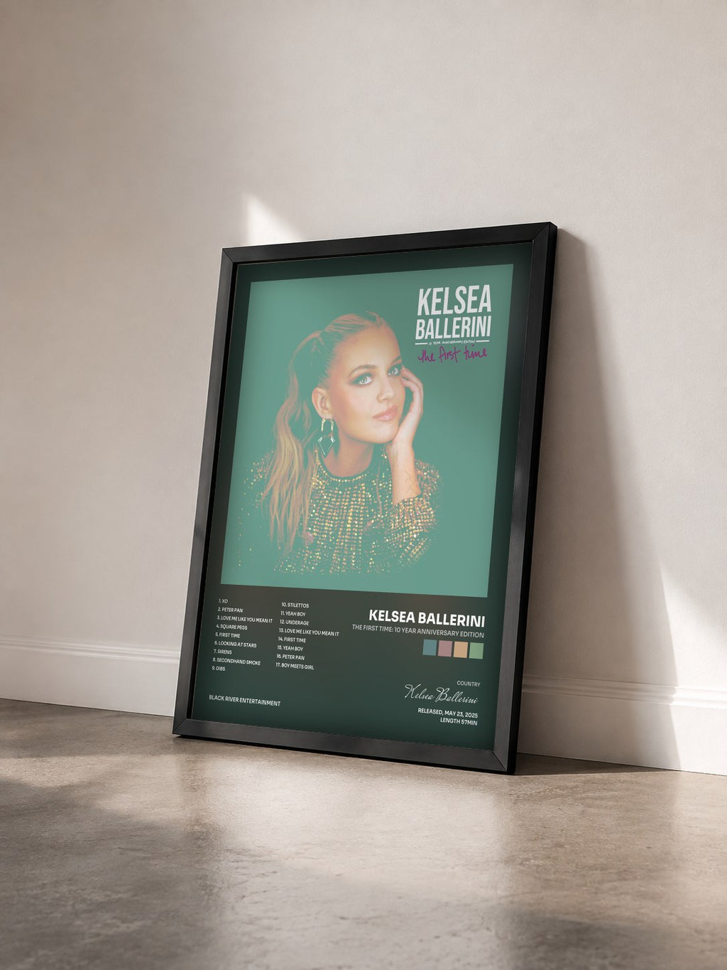 #noir Tableau de l'album The First Time: 10 Year Anniversary Edition de Kelsea Ballerini vu de trois quarts, cadre noir