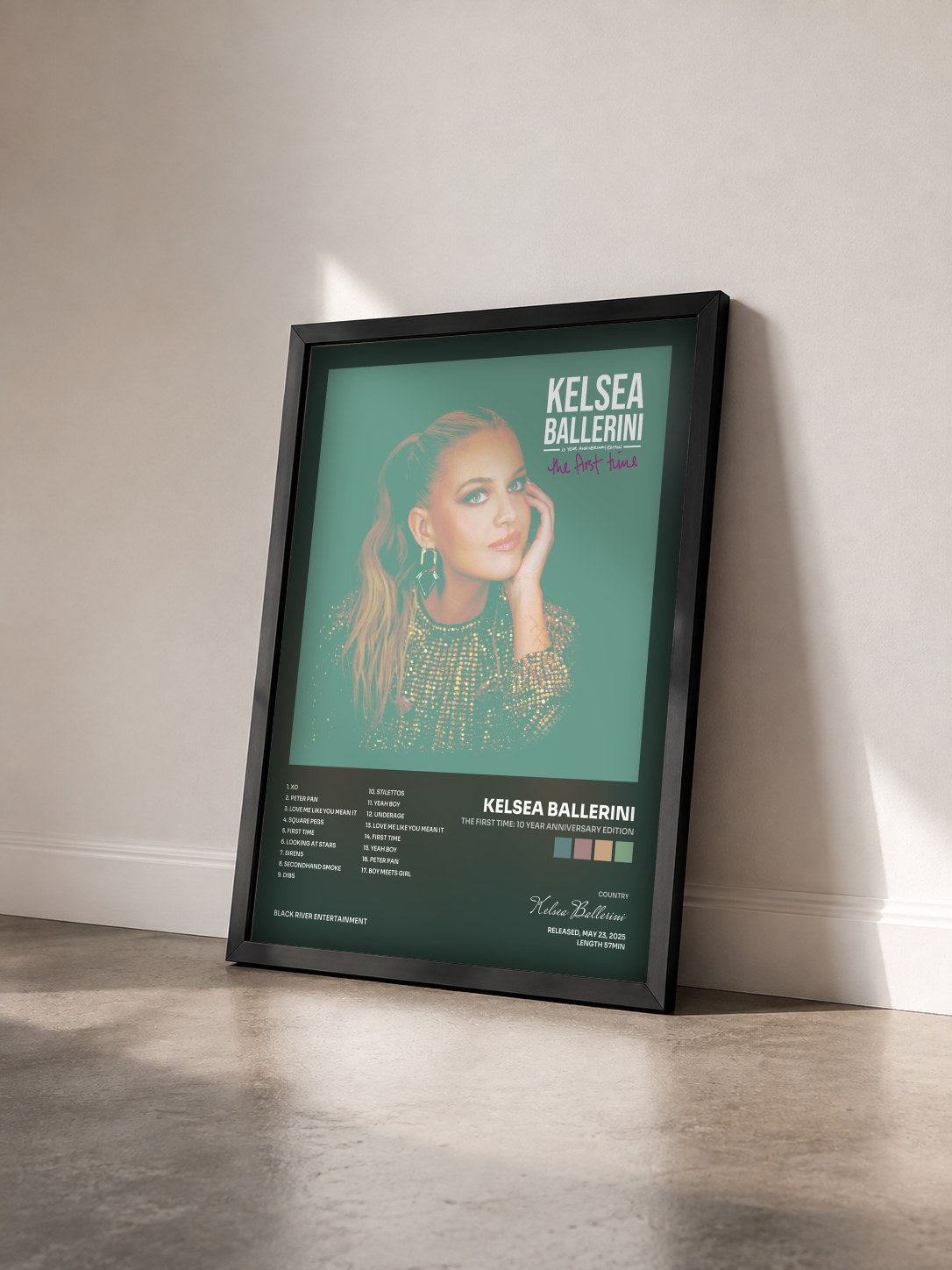 #noir Tableau de l'album The First Time: 10 Year Anniversary Edition de Kelsea Ballerini vu de trois quarts, cadre noir