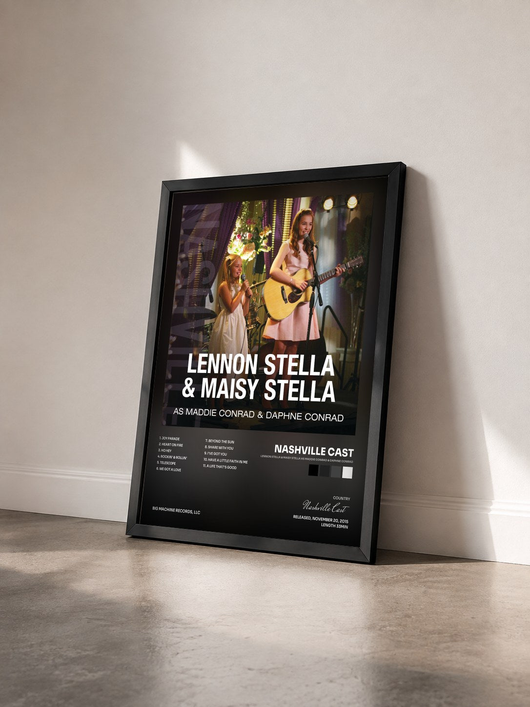 #noir Tableau de l'album Lennon Stella & Maisy Stella As Maddie Conrad & Daphne Conrad de Nashville Cast vu de trois quarts, cadre noir