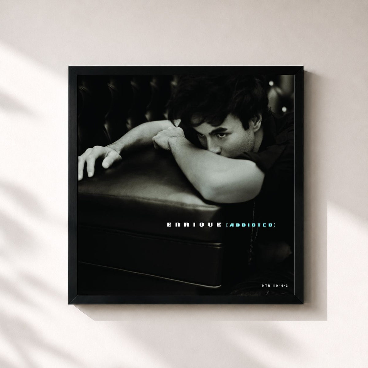#noir Addicted von Enrique Iglesias als quadratischer Kunstdruck, schwarzer Rahmen 32x32 cm