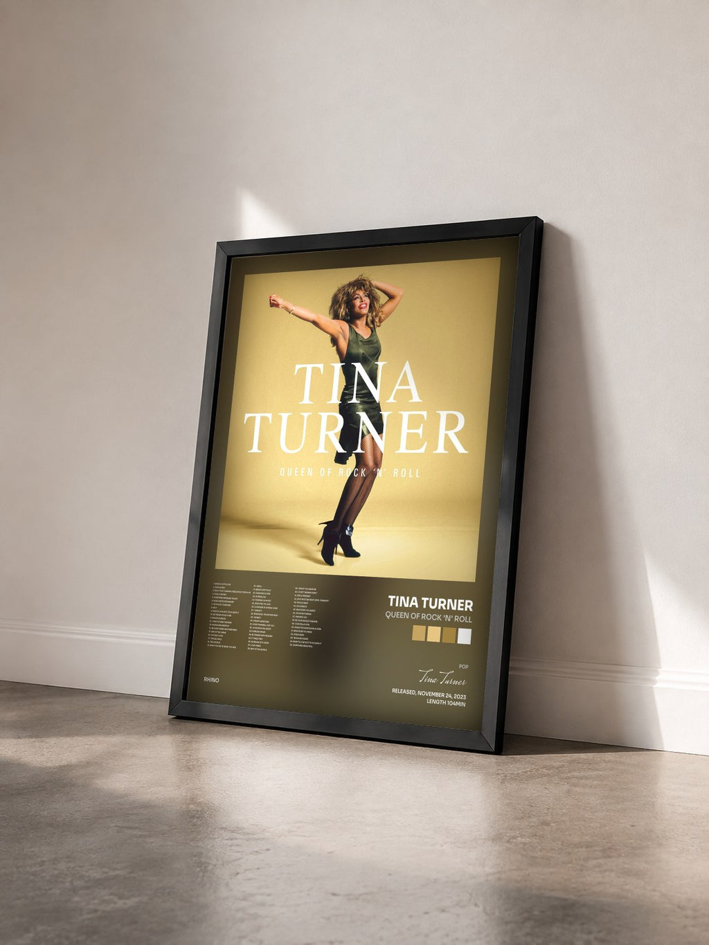 #noir Tableau de l'album Queen Of Rock 'n' Roll de Tina Turner vu de trois quarts, cadre noir