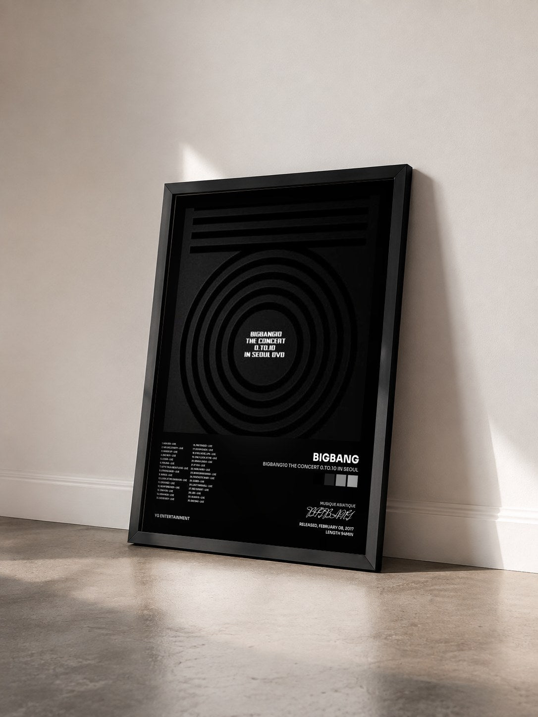 #noir Tableau de l'album BIGBANG10 THE CONCERT 0.TO.10 IN SEOUL de BIGBANG vu de trois quarts, cadre noir