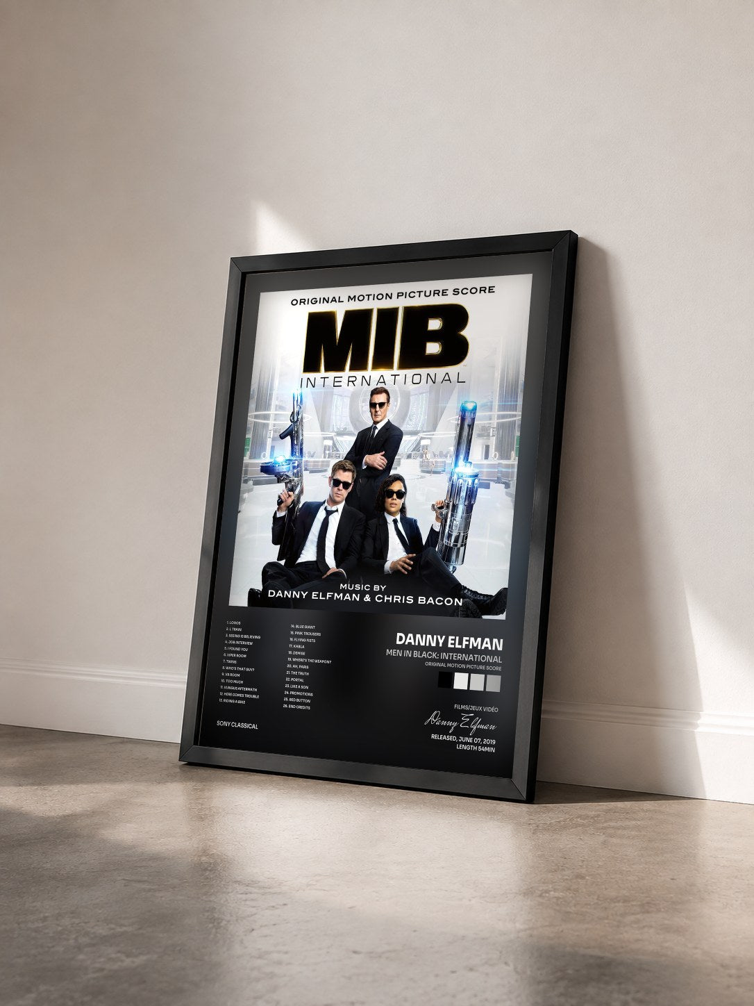 #noir Tableau de l'album Men in Black: International (Original Motion Picture Score) de Danny Elfman vu de trois quarts, cadre noir