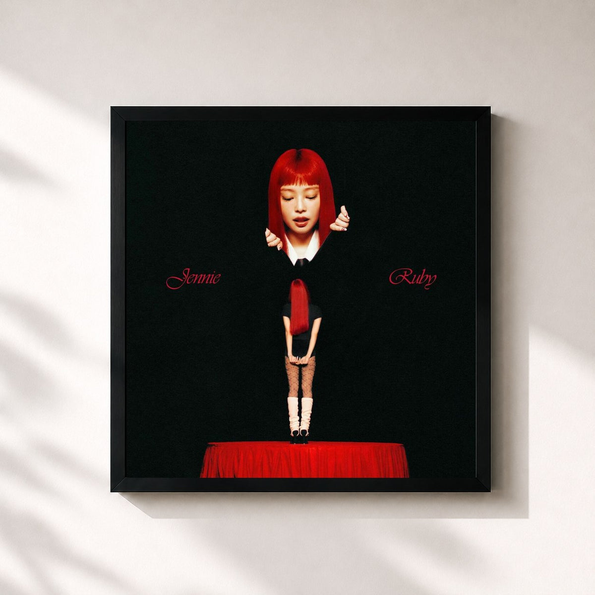 #noir Tableau carré de l'album Ruby de JENNIE, cadre noir 32x32 cm