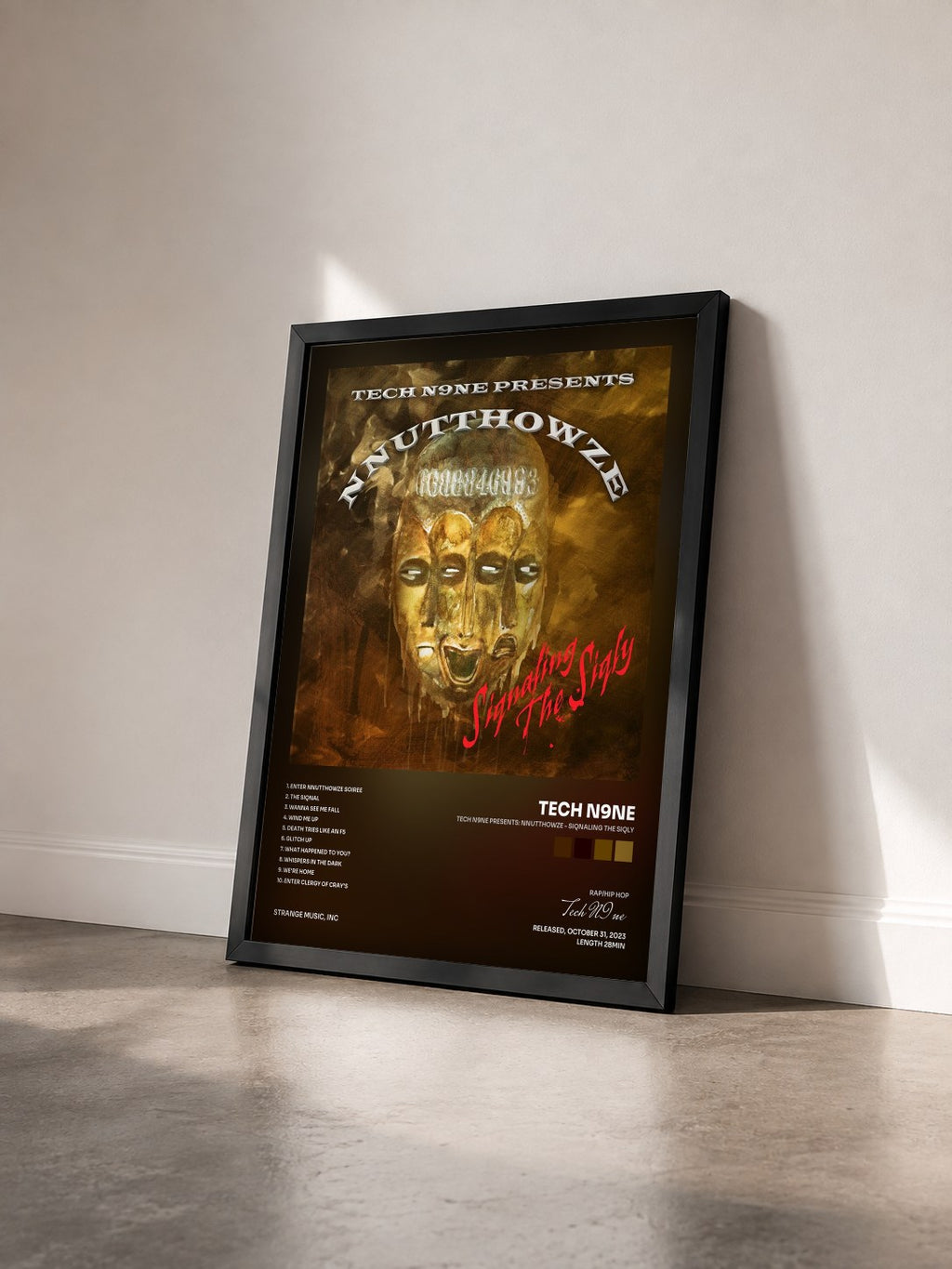 #noir Tableau de l'album Tech N9ne Presents: NNUTTHOWZE - Siqnaling The Siqly de Tech N9ne vu de trois quarts, cadre noir