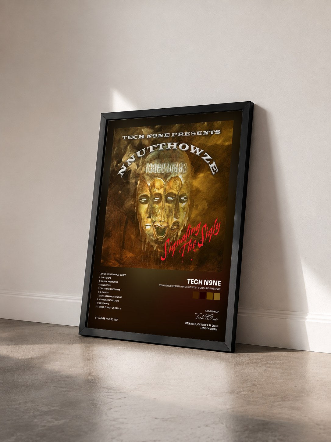 #noir Tableau de l'album Tech N9ne Presents: NNUTTHOWZE - Siqnaling The Siqly de Tech N9ne vu de trois quarts, cadre noir