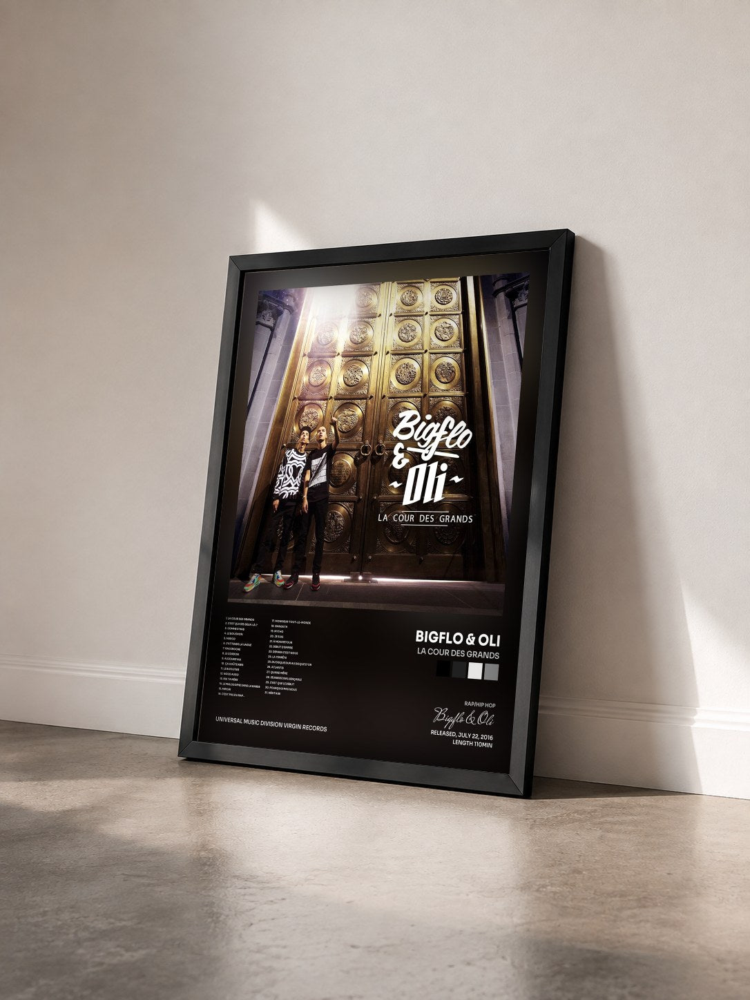 #noir Tableau de l'album La cour des grands de Bigflo & Oli vu de trois quarts, cadre noir