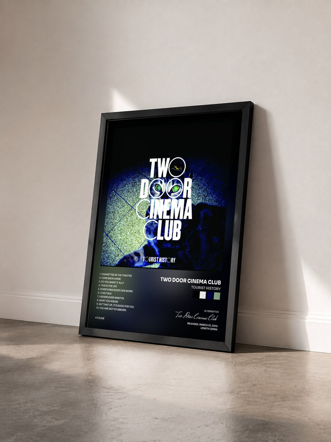 #noir Tableau de l'album Tourist History de Two Door Cinema Club vu de trois quarts, cadre noir