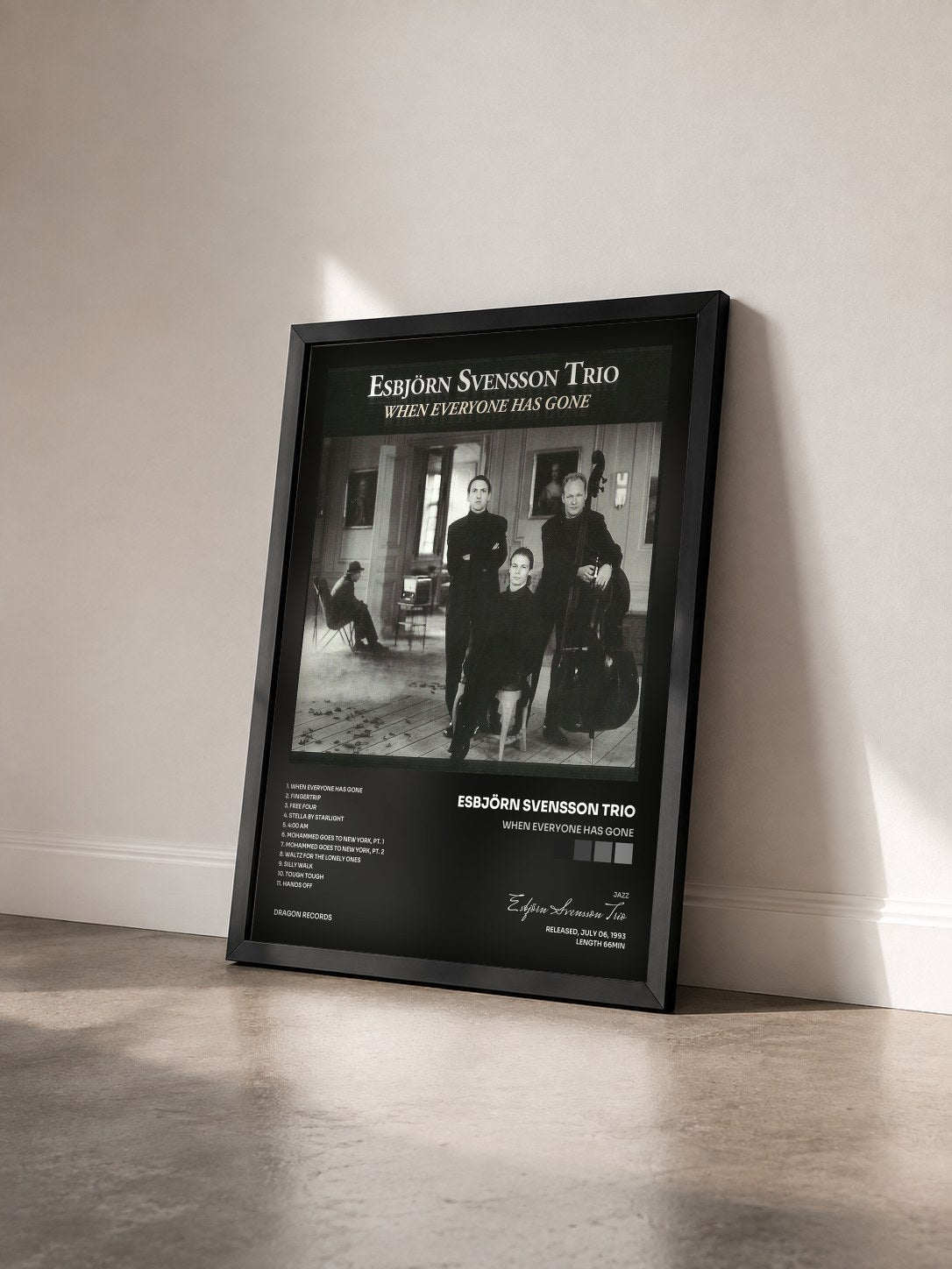 #noir Tableau de l'album When Everyone Has Gone de Esbjörn Svensson Trio vu de trois quarts, cadre noir