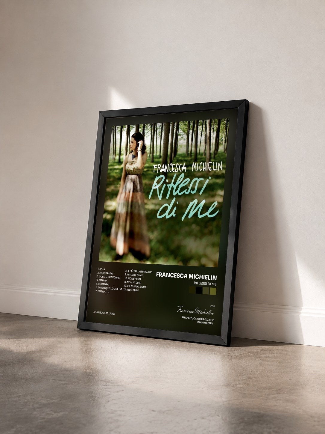 #noir Tableau de l'album Riflessi di me de Francesca Michielin vu de trois quarts, cadre noir