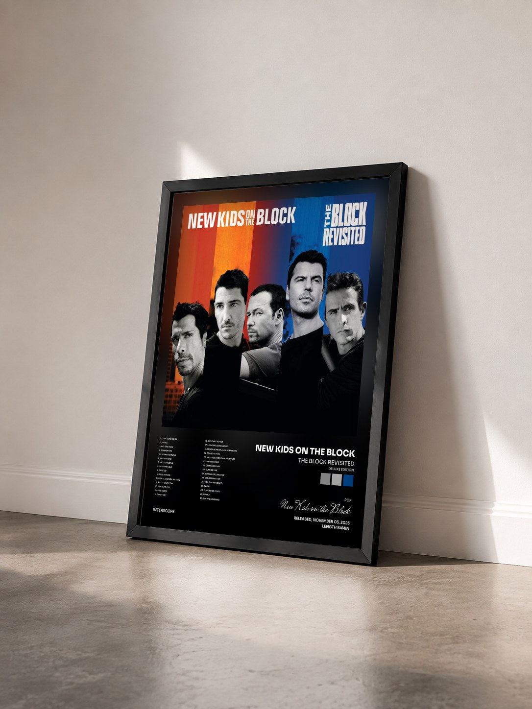 #noir Tableau de l'album The Block Revisited (Deluxe Edition) de New Kids on the Block vu de trois quarts, cadre noir