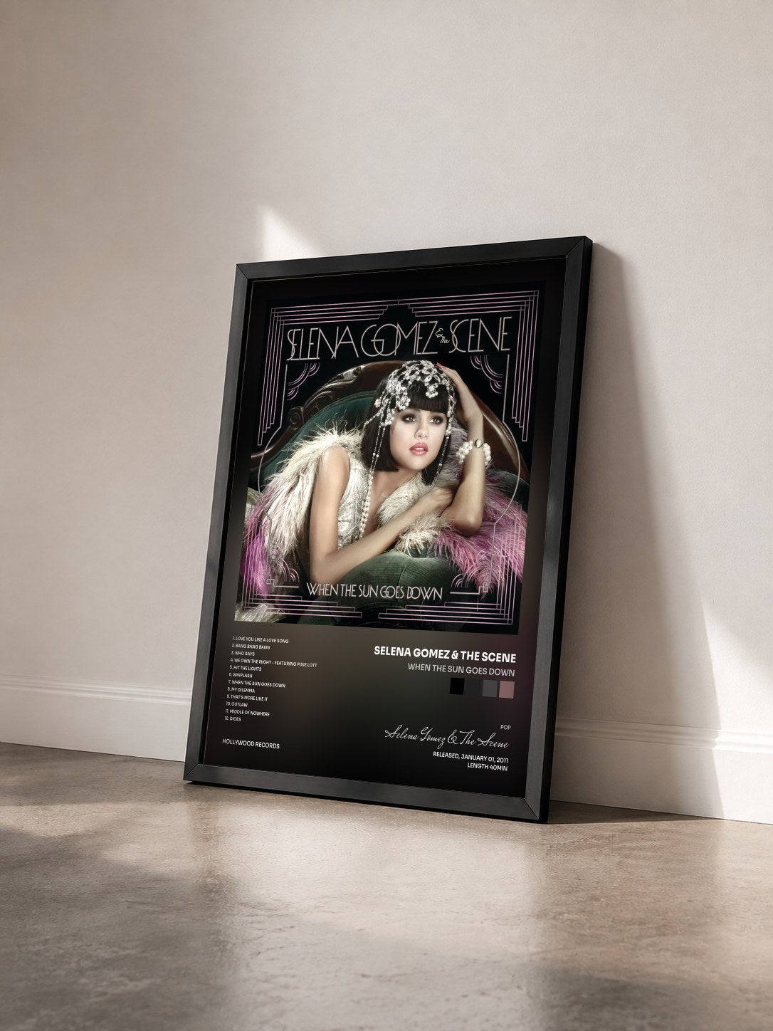 #noir Tableau de l'album When The Sun Goes Down de Selena Gomez & The Scene vu de trois quarts, cadre noir