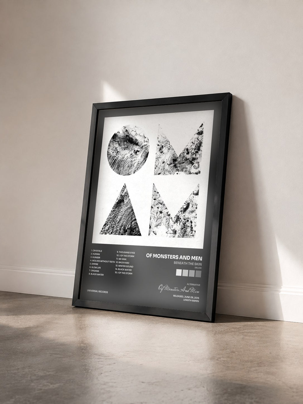 #noir Tableau de l'album Beneath The Skin (Deluxe) de Of Monsters And Men vu de trois quarts, cadre noir
