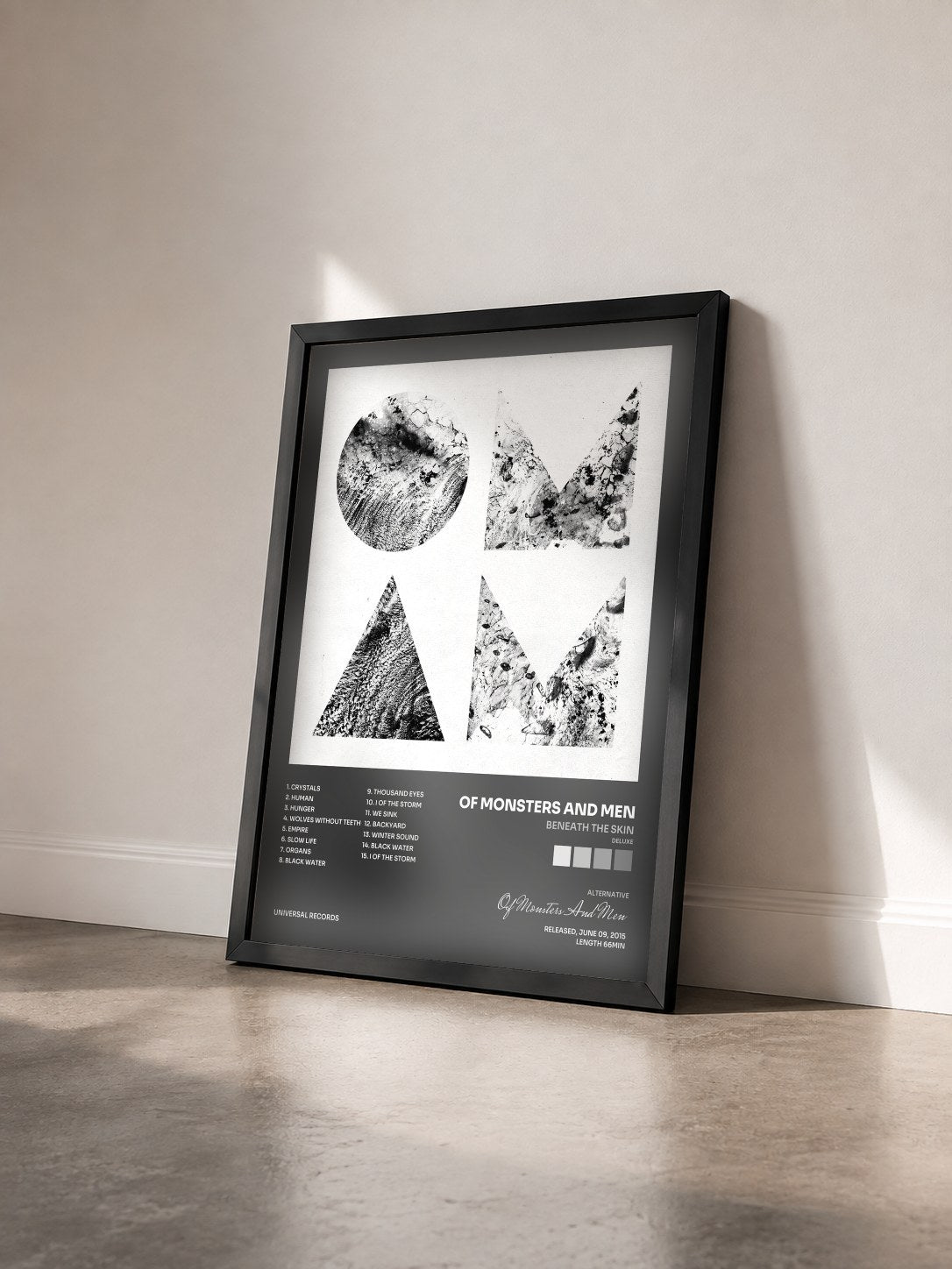 #noir Tableau de l'album Beneath The Skin (Deluxe) de Of Monsters And Men vu de trois quarts, cadre noir