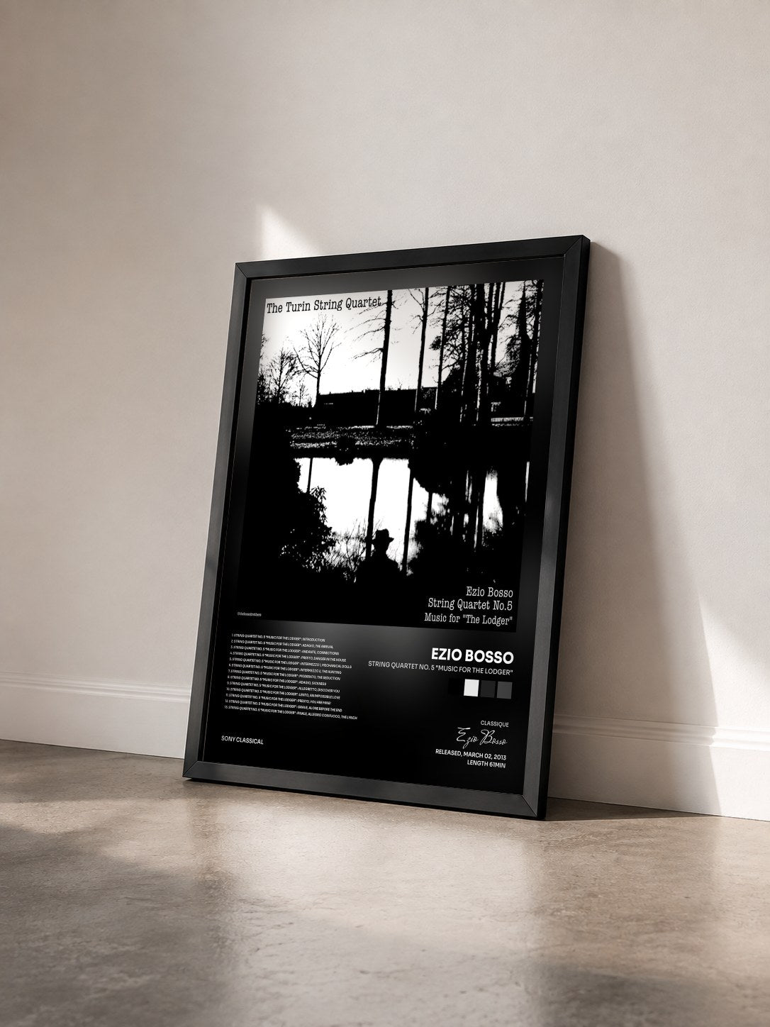 #noir Tableau de l'album String Quartet No. 5 "Music for the Lodger" de Ezio Bosso vu de trois quarts, cadre noir